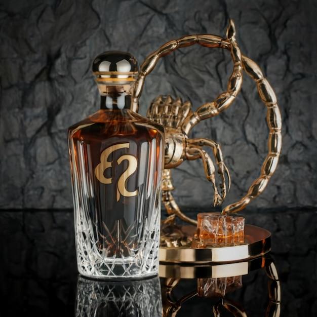 Luxuriöse Parfümflaschen auf marmornem Untergrund mit goldenem Akzent